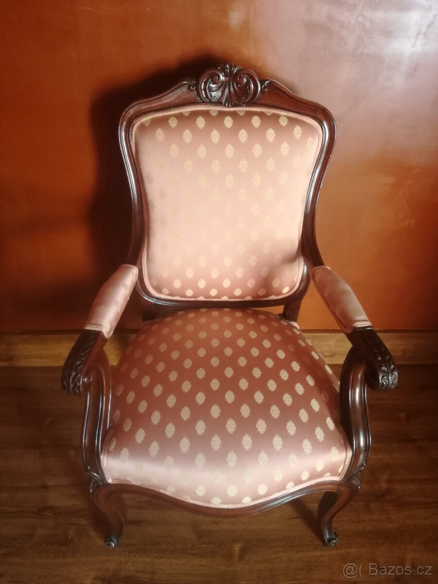 PRODÁM STAROŽITNÁ KŘESLA