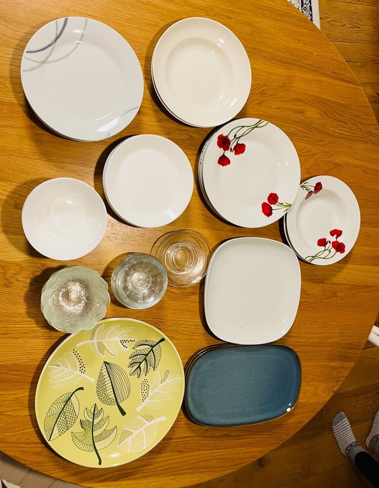 Sada talířů a misek IKEA, sklenice na nápoje atd. viz fotky