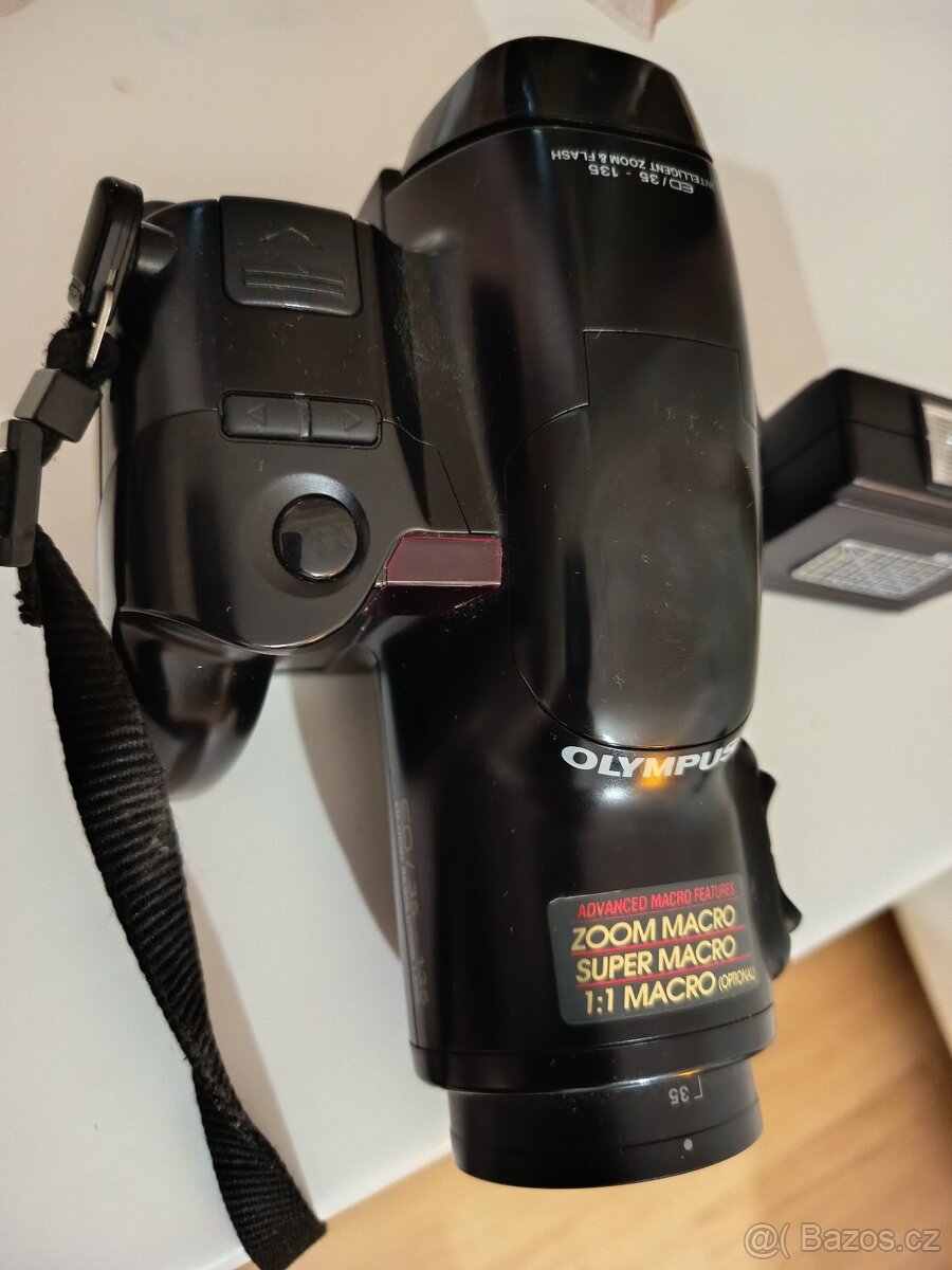 digitální fotoaparát a přídavný blesk