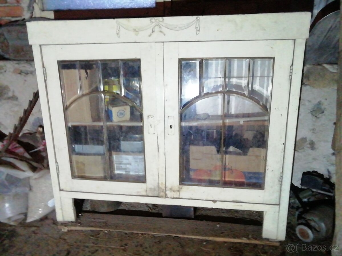 Starý kredenc, prosklený