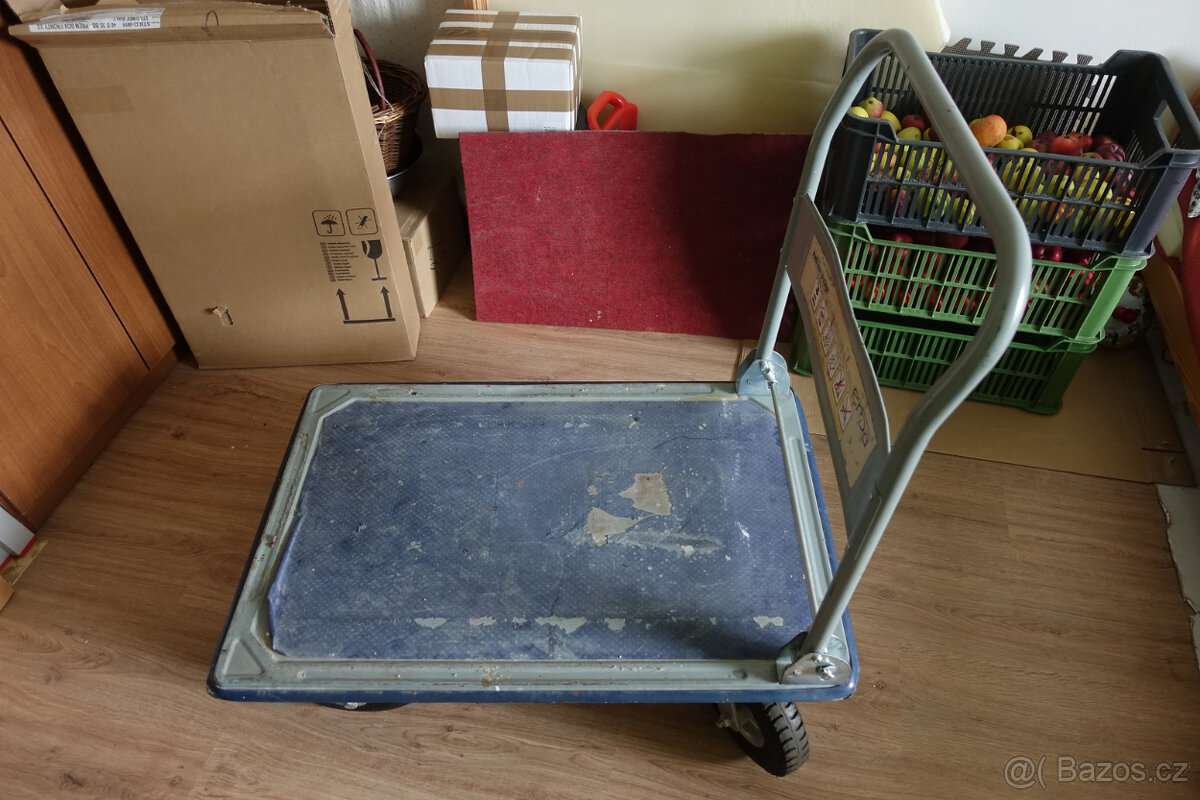 Plošinový manipulační vozík