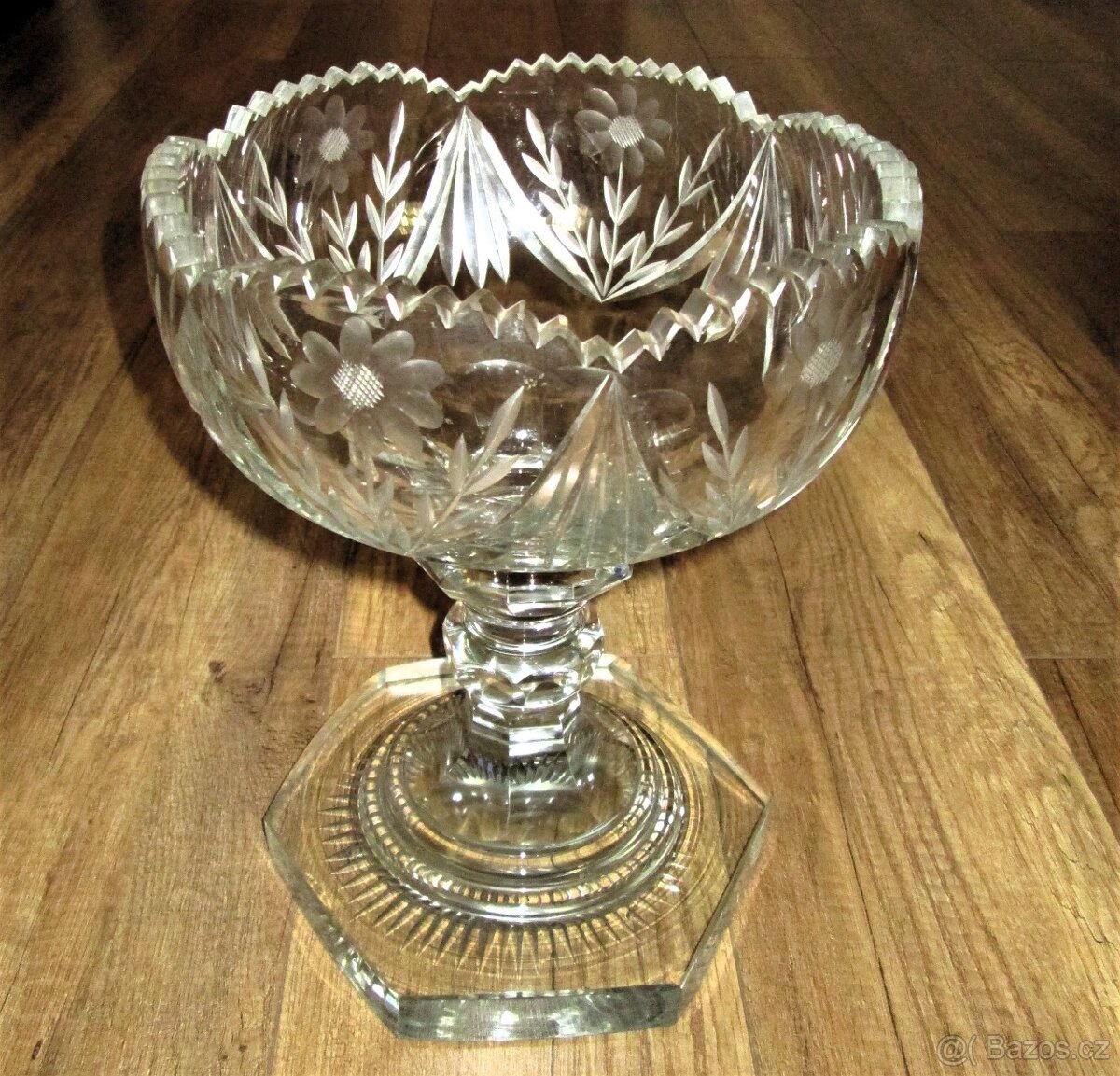 Nástolec - velká starožitná broušená mísa na noze