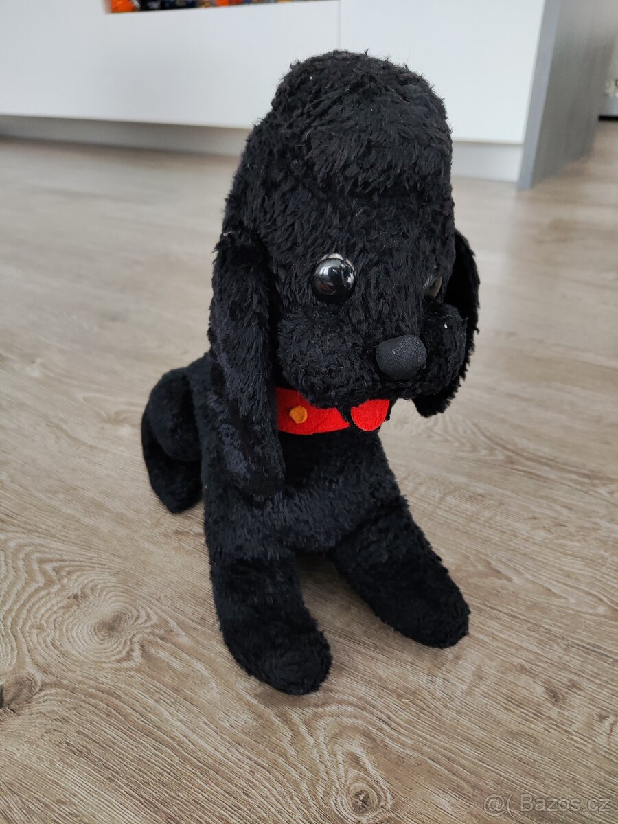 Starý starožitný plyšový pes