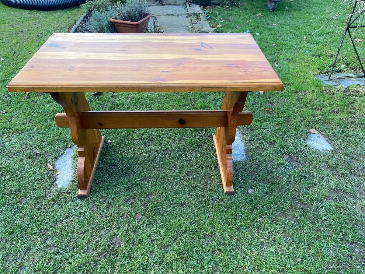 Masivní dřevěný stůl – top stav