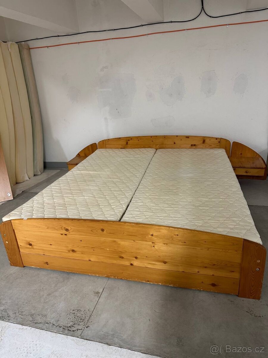 Dřevěná manželská postel 180×200 cm + rošty + matrace
