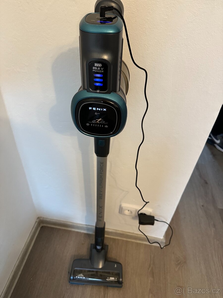 Tyčový Vysavač ETA Fenix 1233 90000 – výkonný, 100% funkční