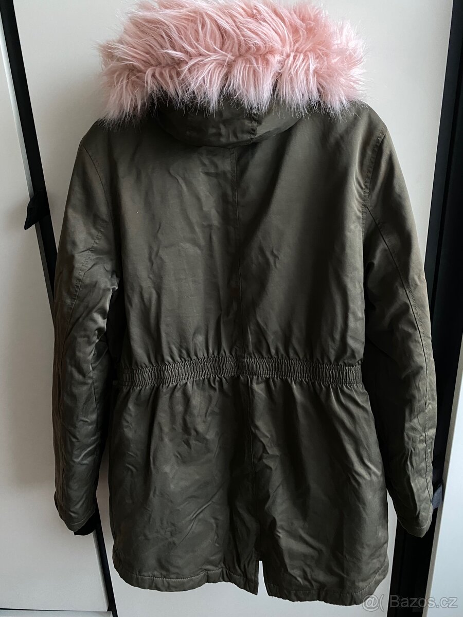 Krásná dívčí bunda