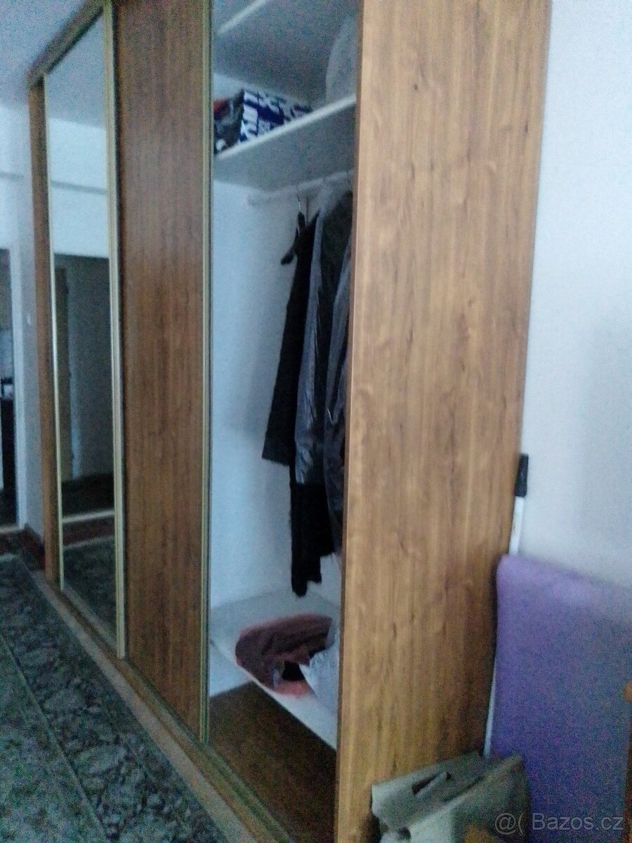 Nabízím vestavěnou skříň