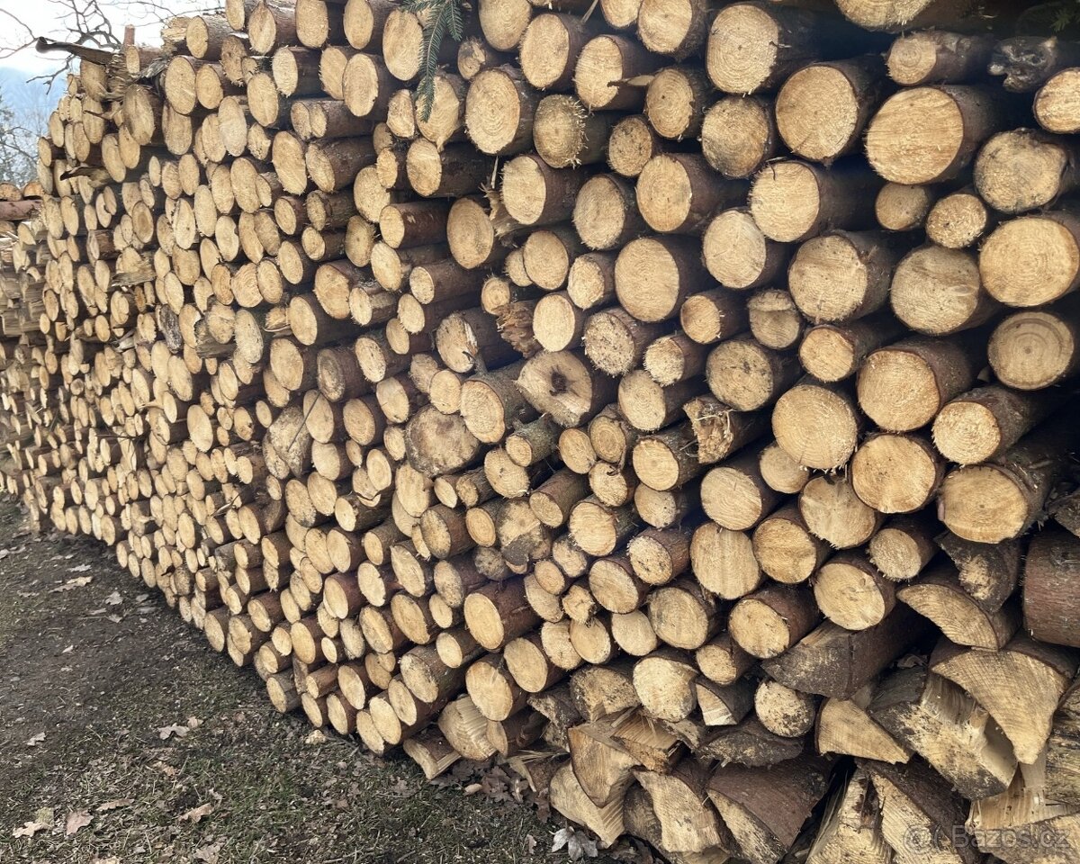 Palivové dřevo, smrková kulatina z probírky lesa