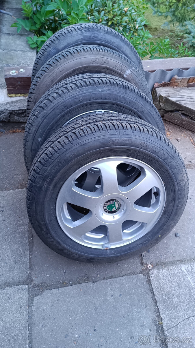 Škoda Octavia 1 kompletní kola Dunlop.