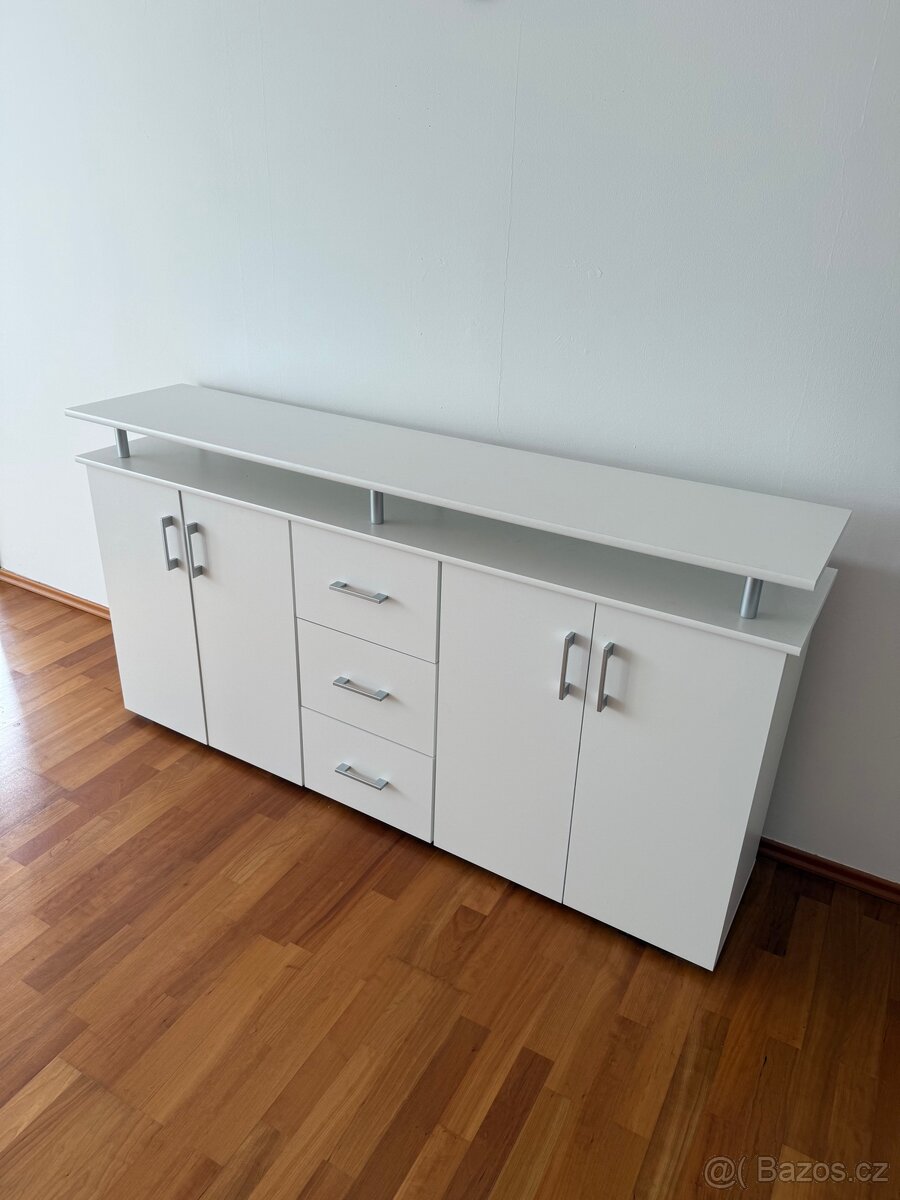 Elegantní bílá komoda 175x36x95