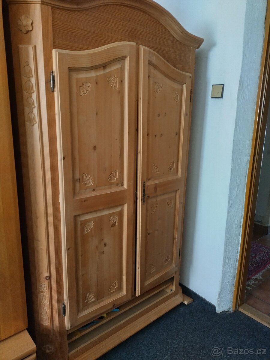 Vyřezávaná skříň