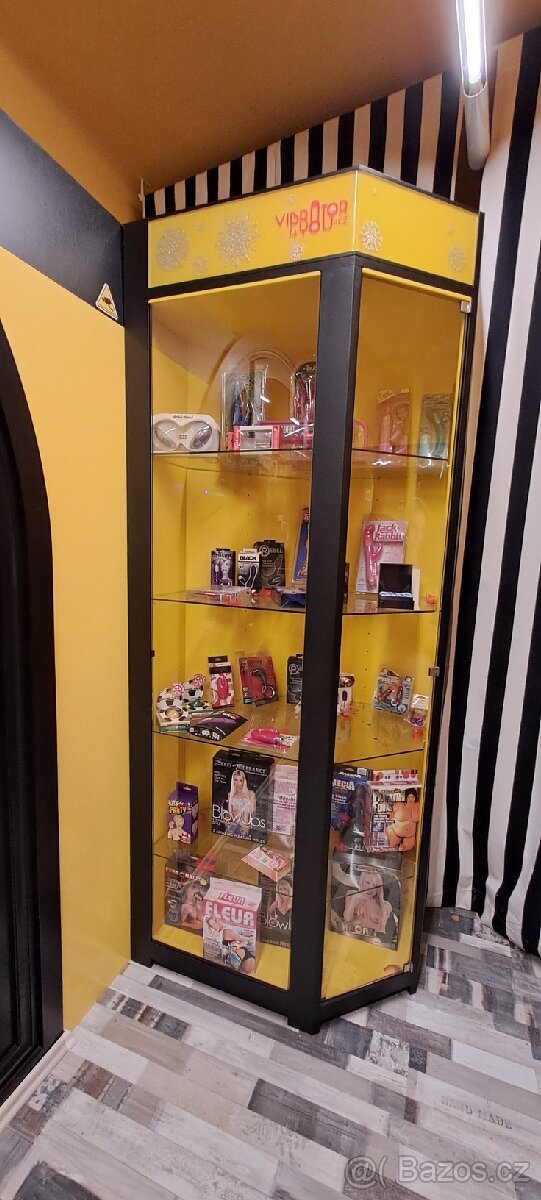Rohový regál s LED osvětlením