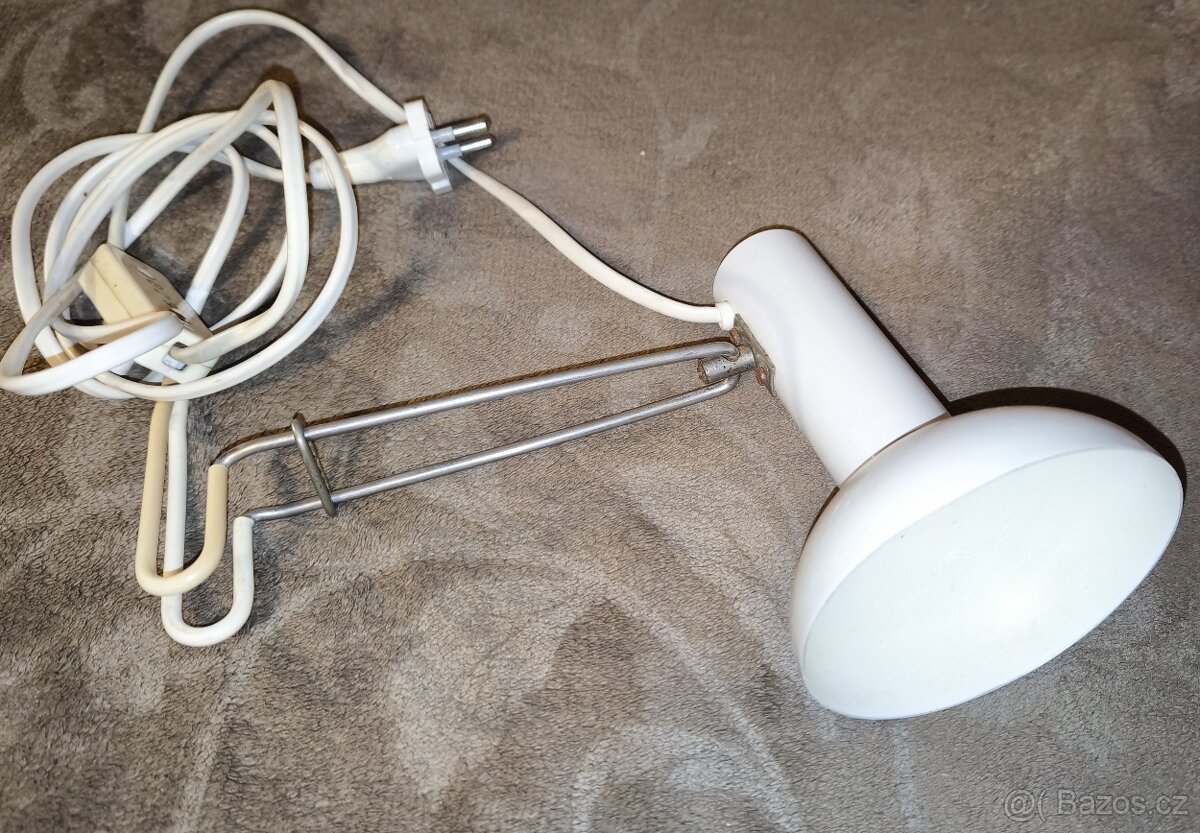 Stará retro designová lampička na poli.