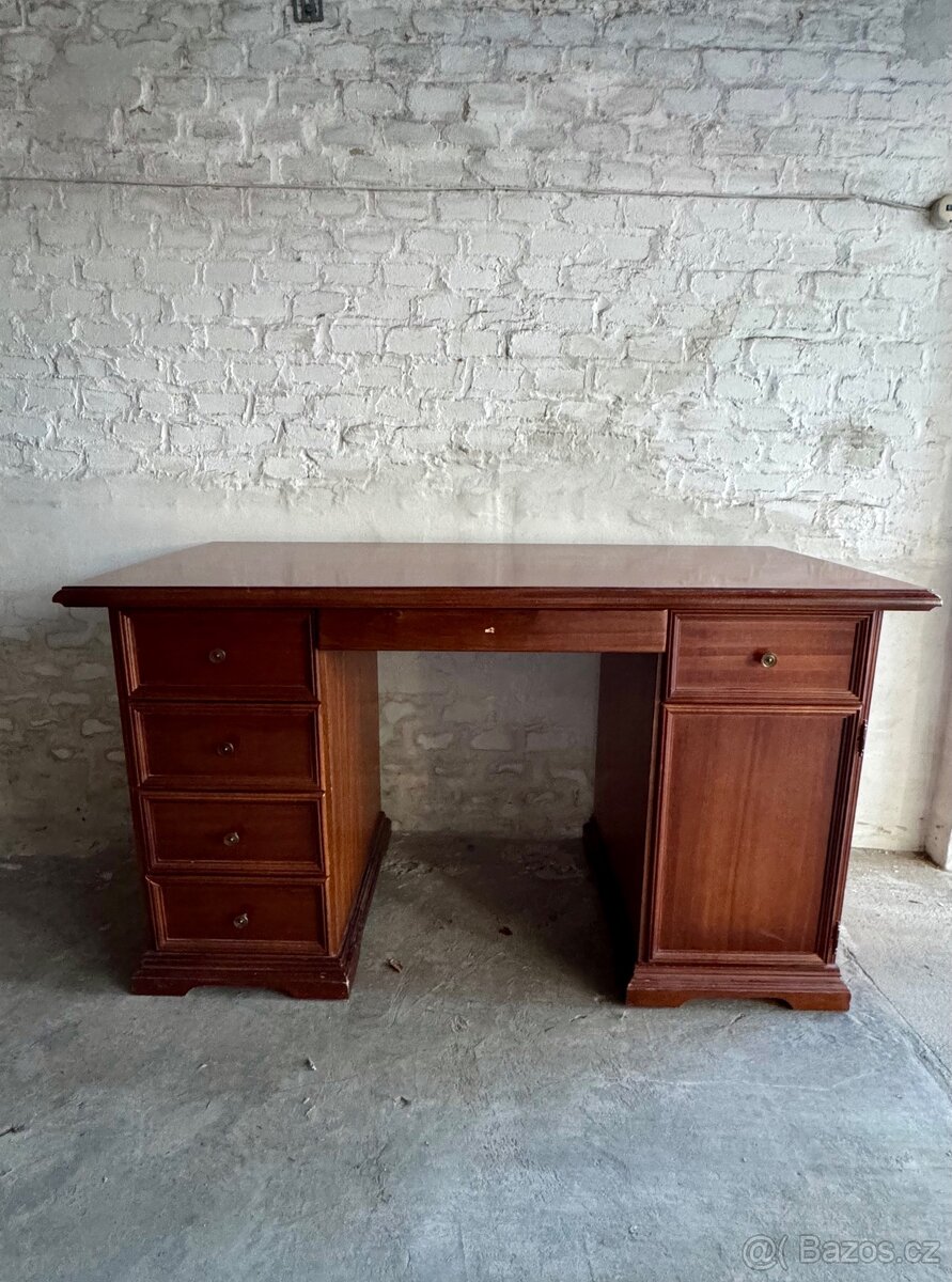 Kvalitní bytelný pracovní stůl z masivu