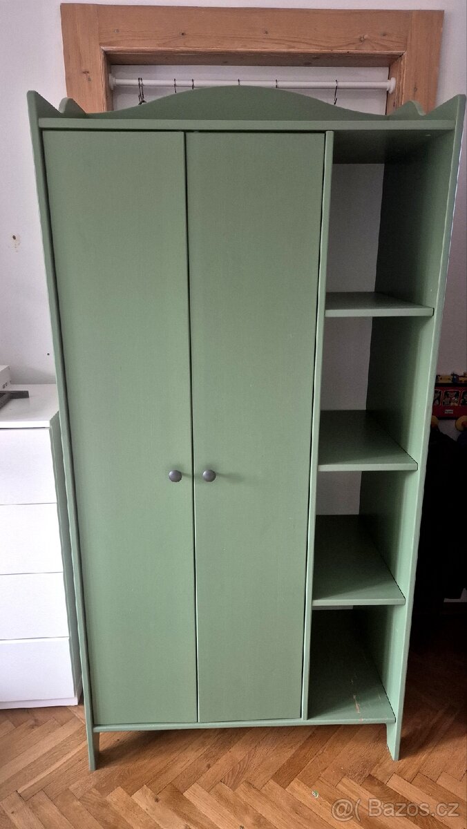 IKEA dětská šatní skříň TROGEN z masivu
