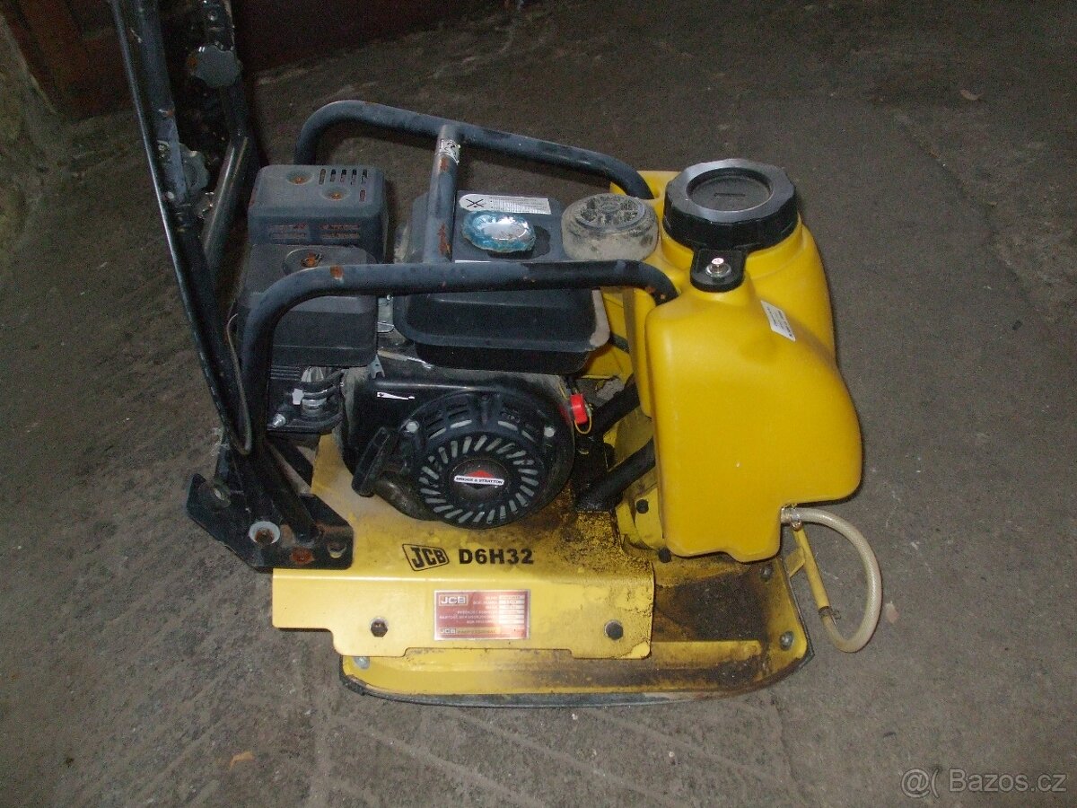 hutnící pěch žehlička jcb