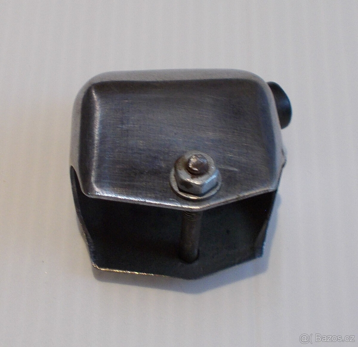 plechový přepínač na světla