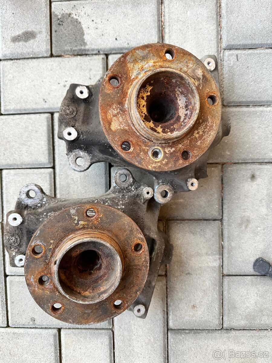 BMW 5 E60E61 těhlice náboj kola