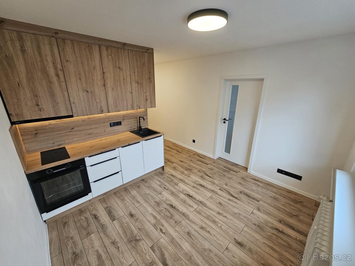 Pronájem bytu 1+1 v ulici U Zámeckého parku 2004 v Litvínově