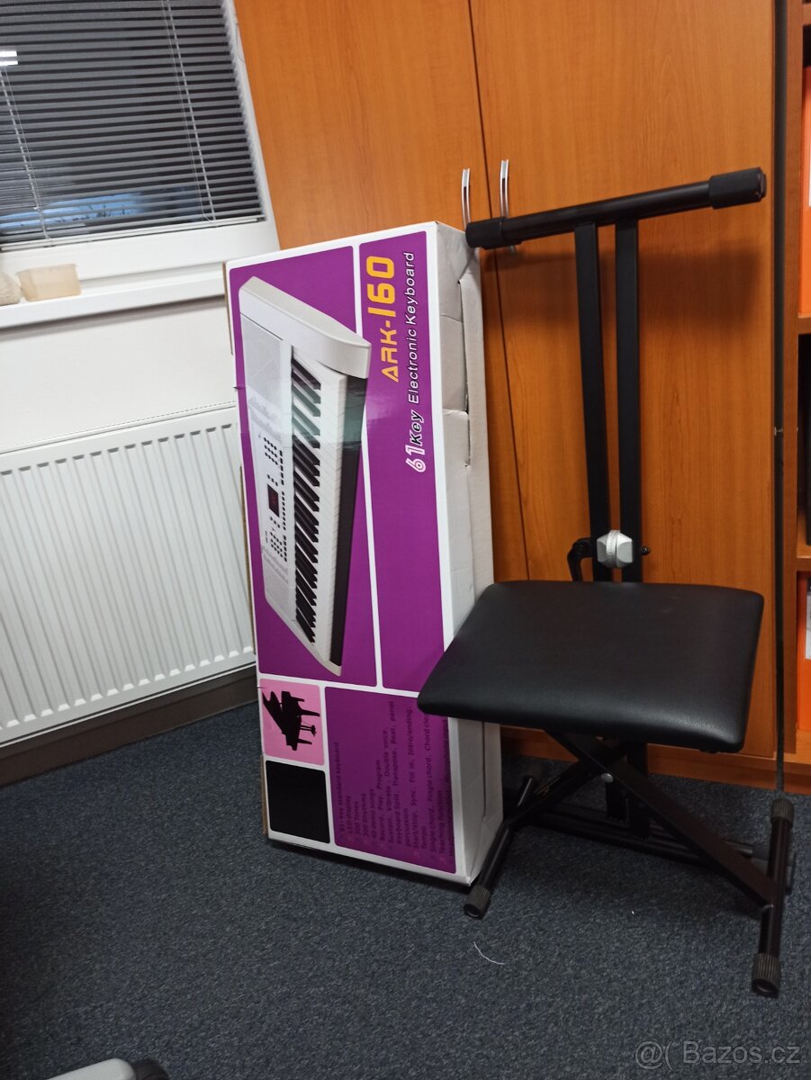 Elektrické klávesy se stojánkem a židlí
