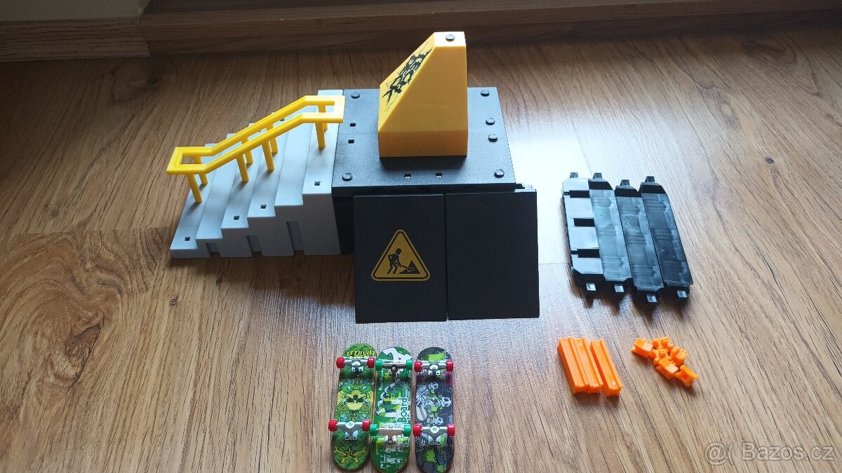 TECH DECK rampa + 2 fingerboardy