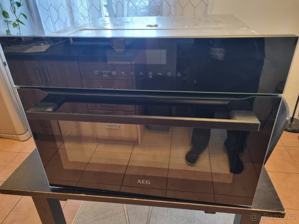 Vestavěná trouba AEG model KMR721000B