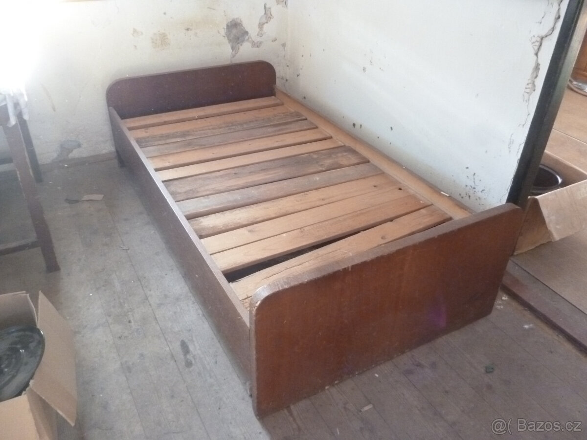 Retro dřevěná postel