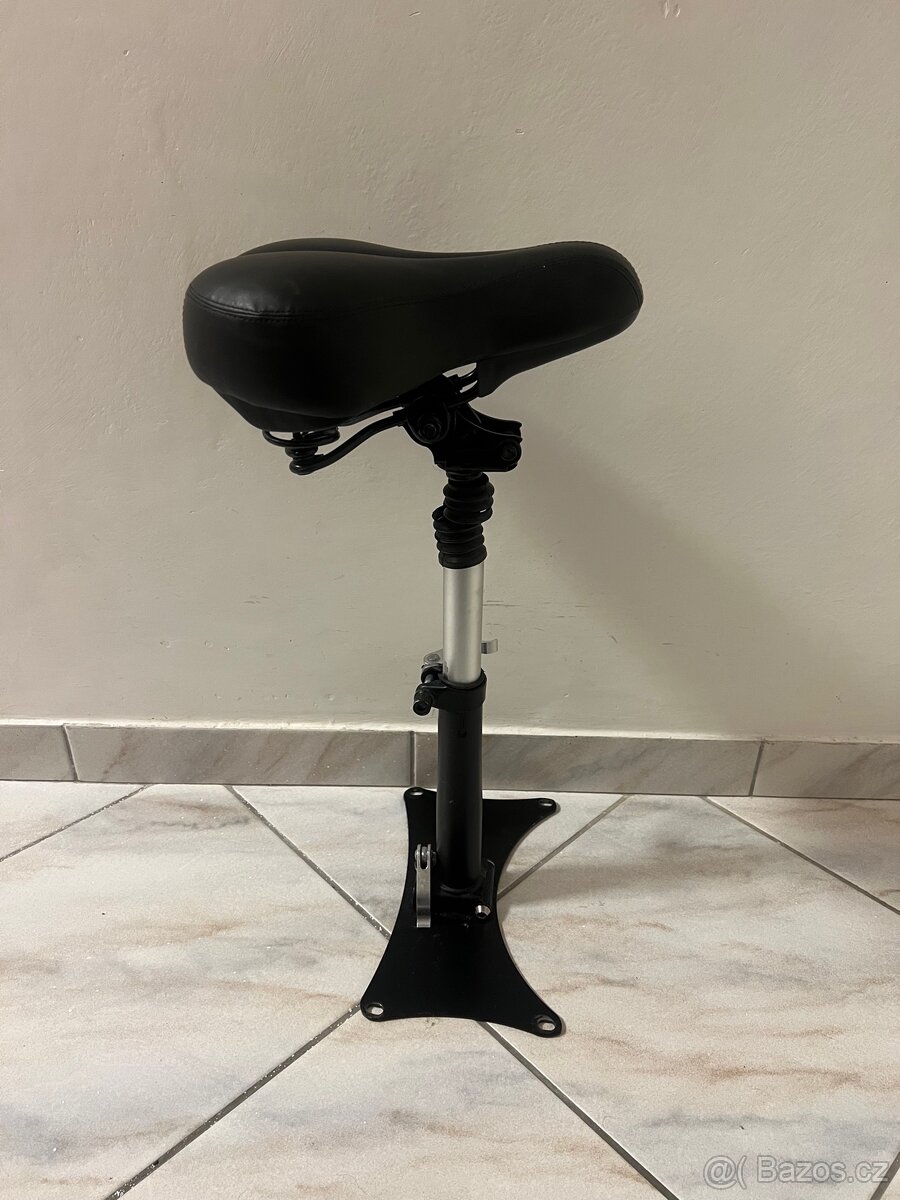 Sedátko pro elektrokoloběžky