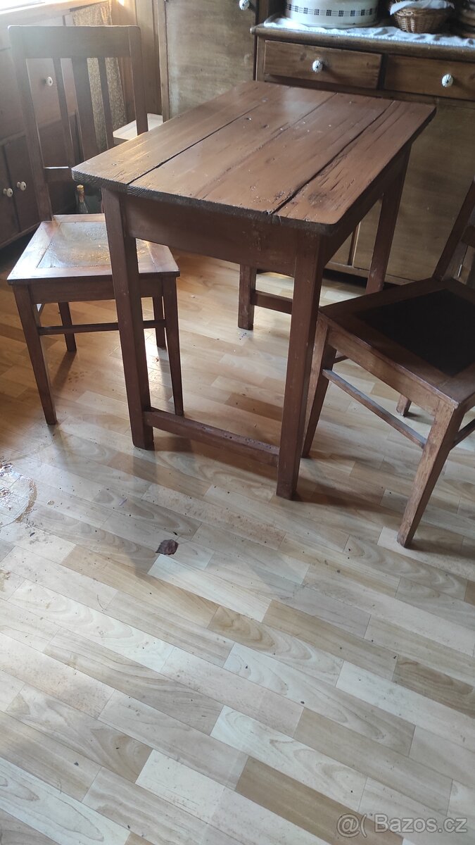 Starý stůl a dvě židle