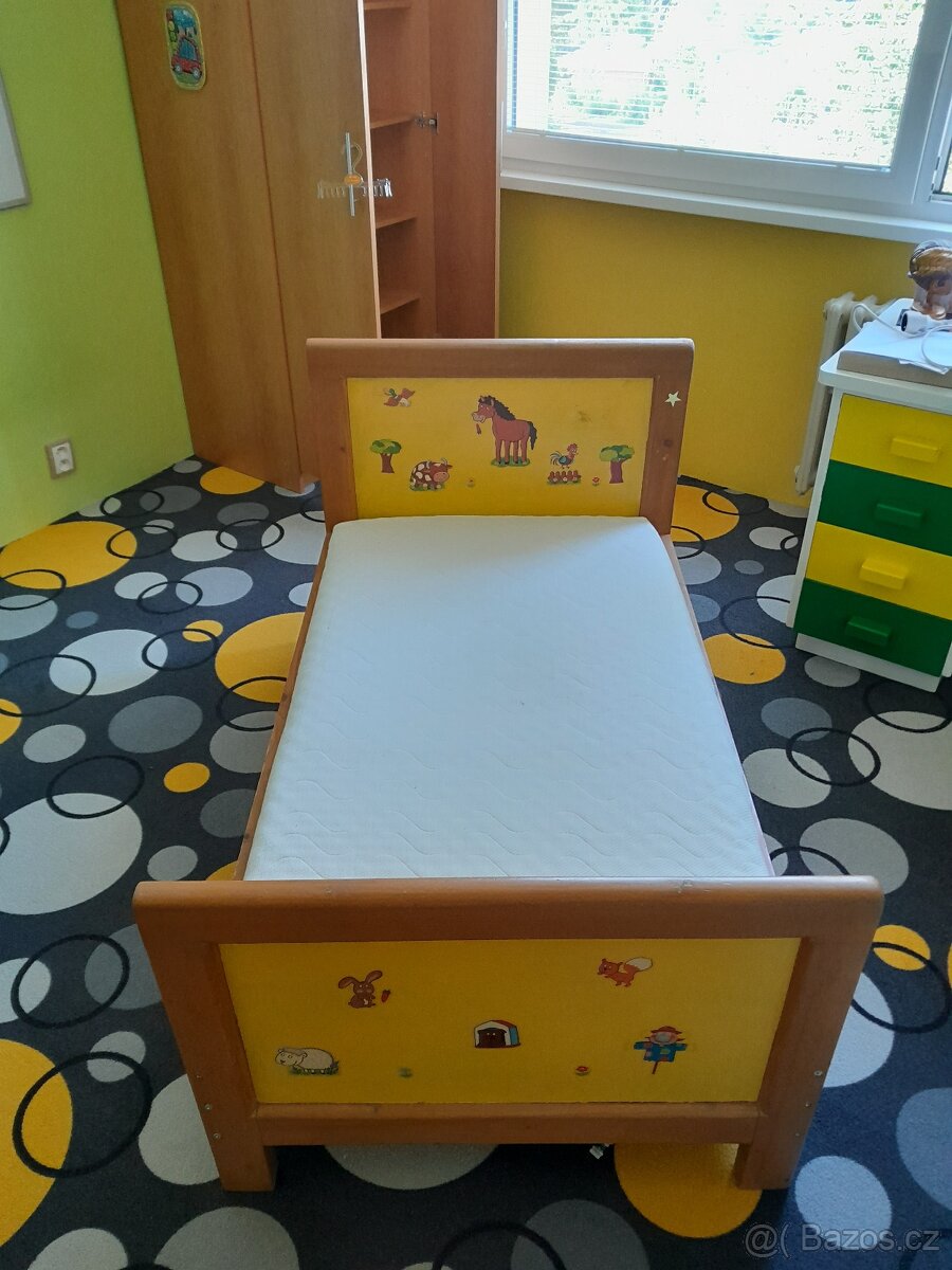 Dětská postel z masivního dřeva s matrací
