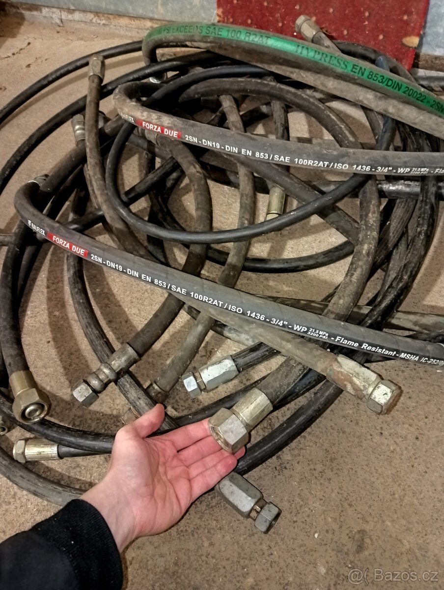 Nové hydraulické hadice jako celek – odhadem asi 20ks