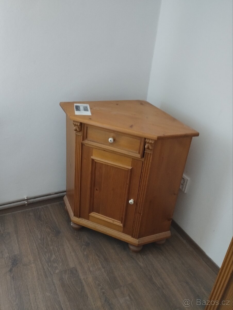 Rohová skříňka