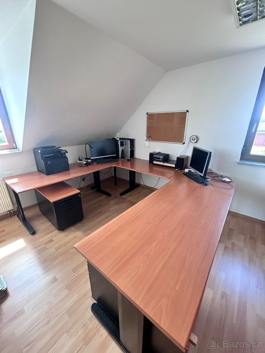 Kancelářský nábytek stoly a šuplíky