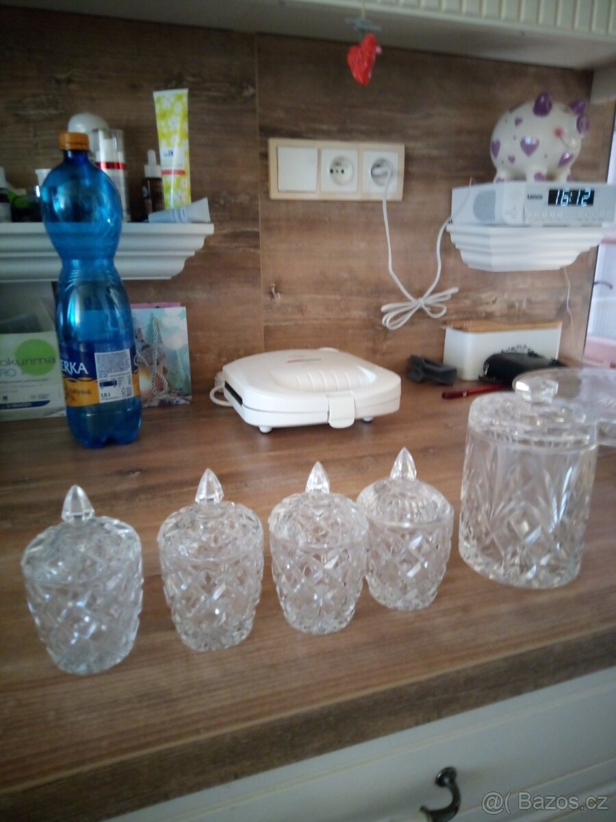 Skleněná slánka a cukřenka