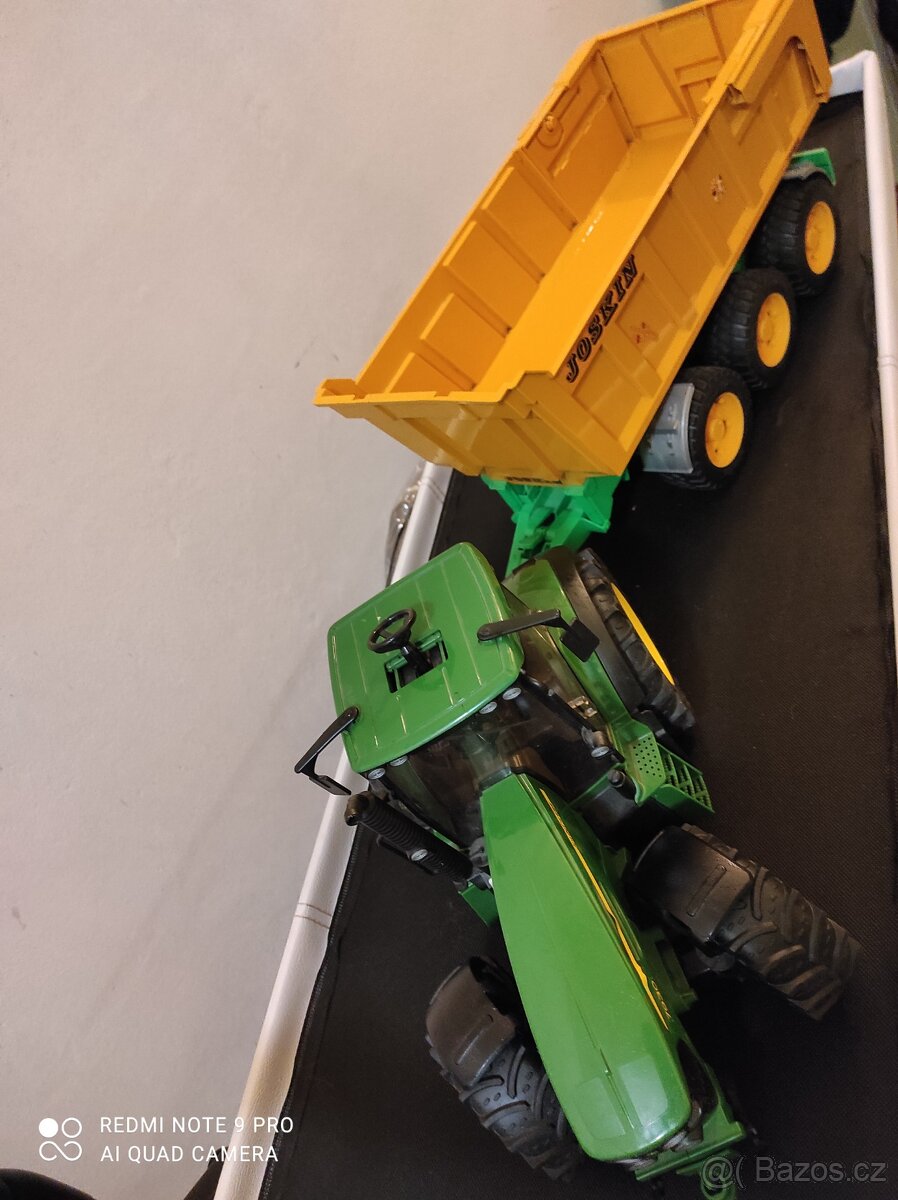 BRUDER TRAKTOR s valníkem John Deere s valníkem