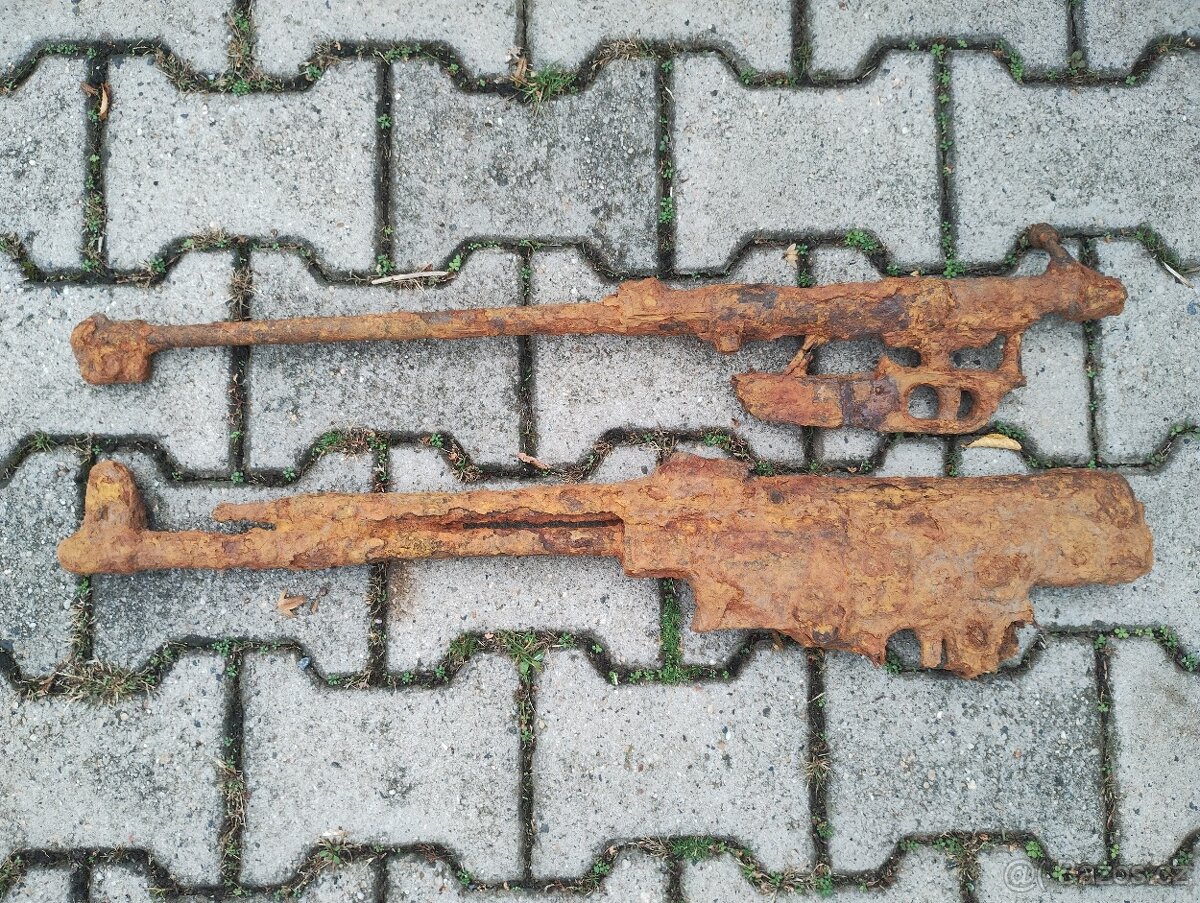 Nález detektorem kovu torza zbraní STG44 a Mannlicher M91