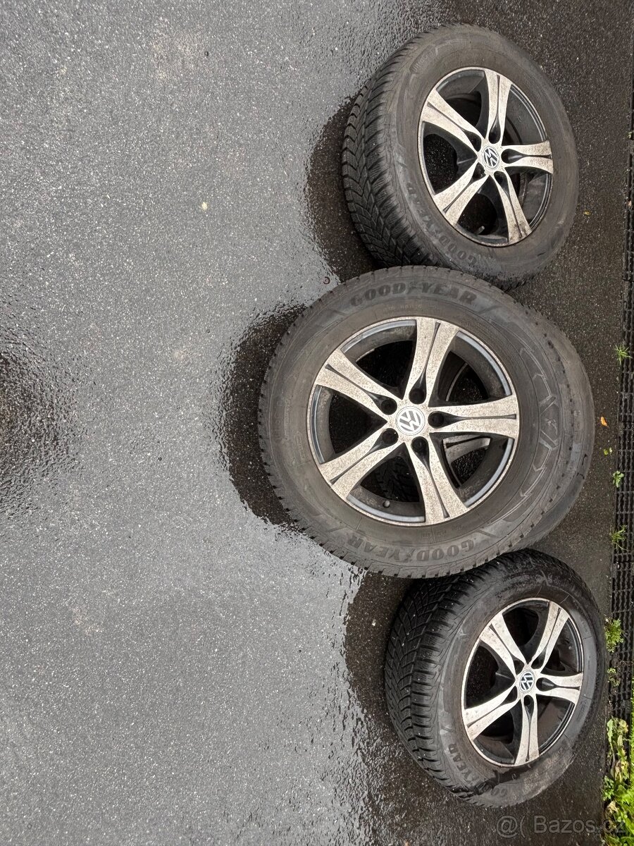 Alu kola z VW Tiguan 215/65/16 Good Year Zimní 7 mm