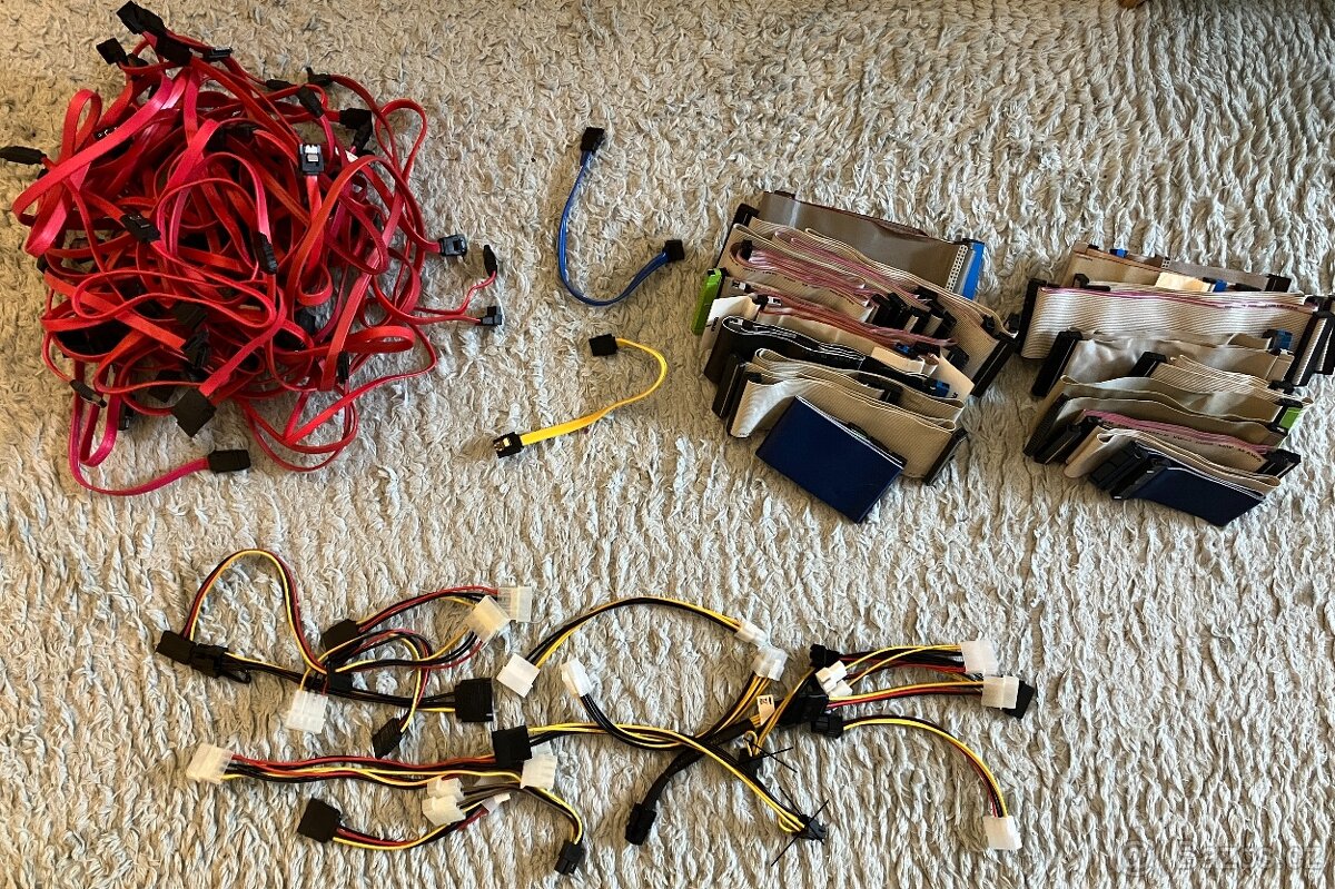 Propojovací kabely k PC zdroji a sata + IDE kabely