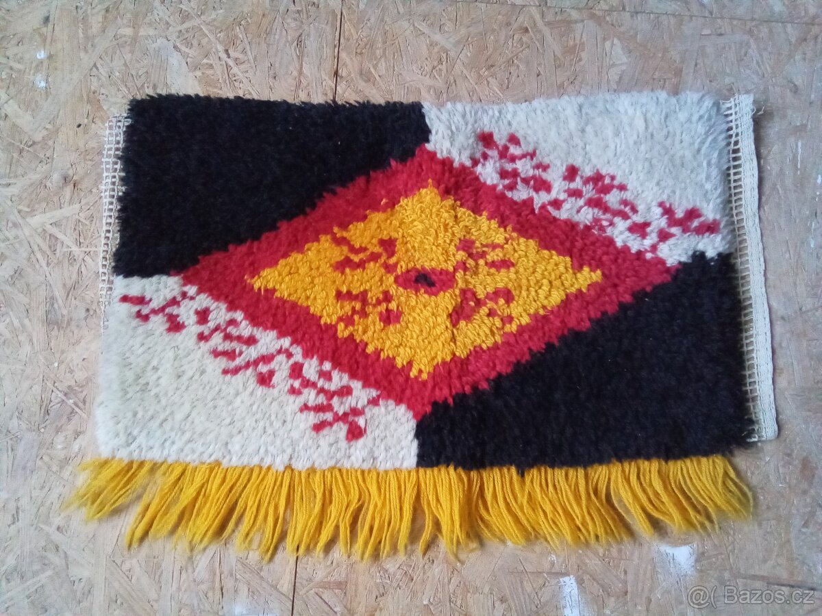 Ručně vázaný retro kobereček