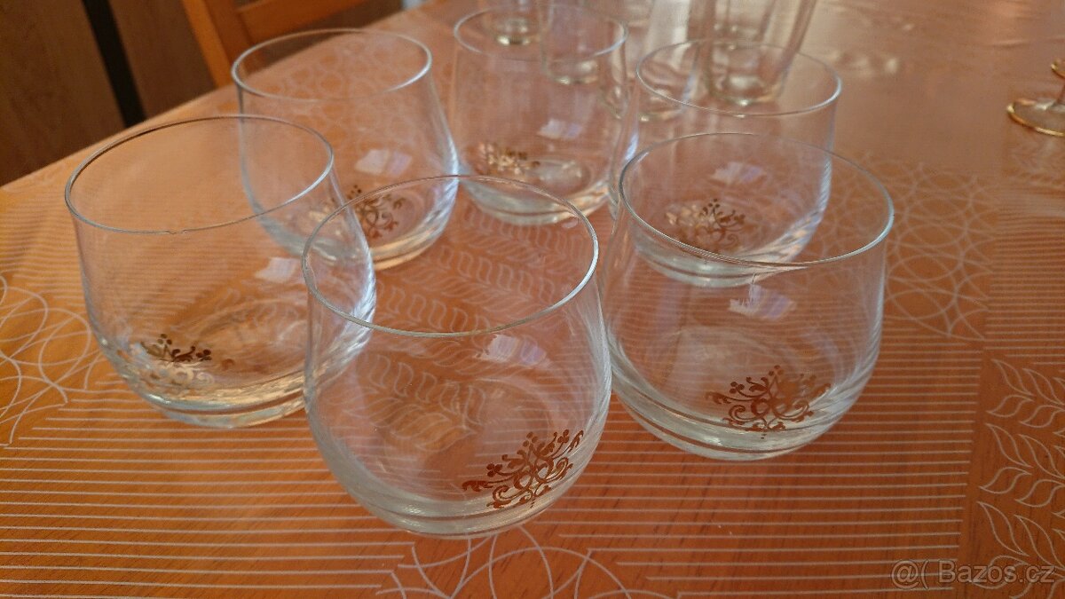 Sada sklenic se s zlaceným obrázkem