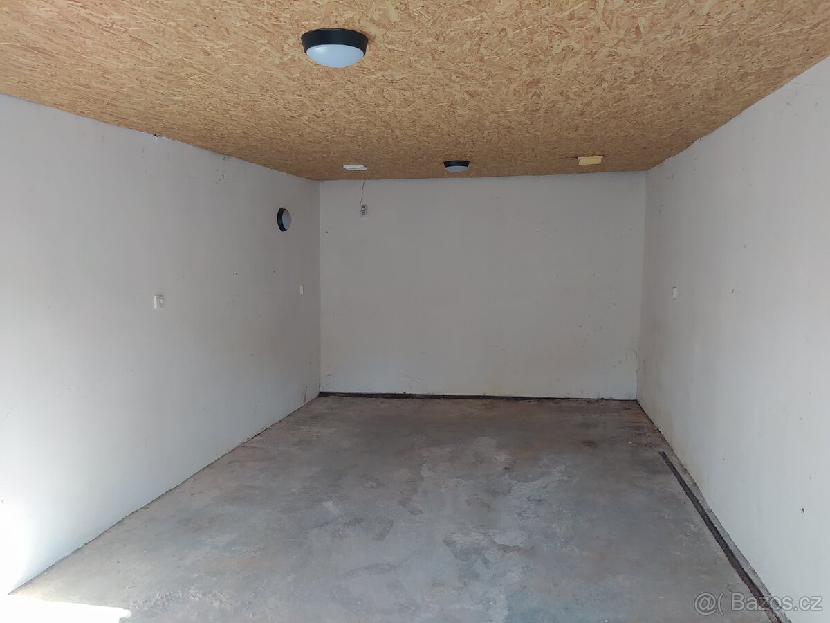 Pronajmu dlouhodobě garáž v centru Náchoda