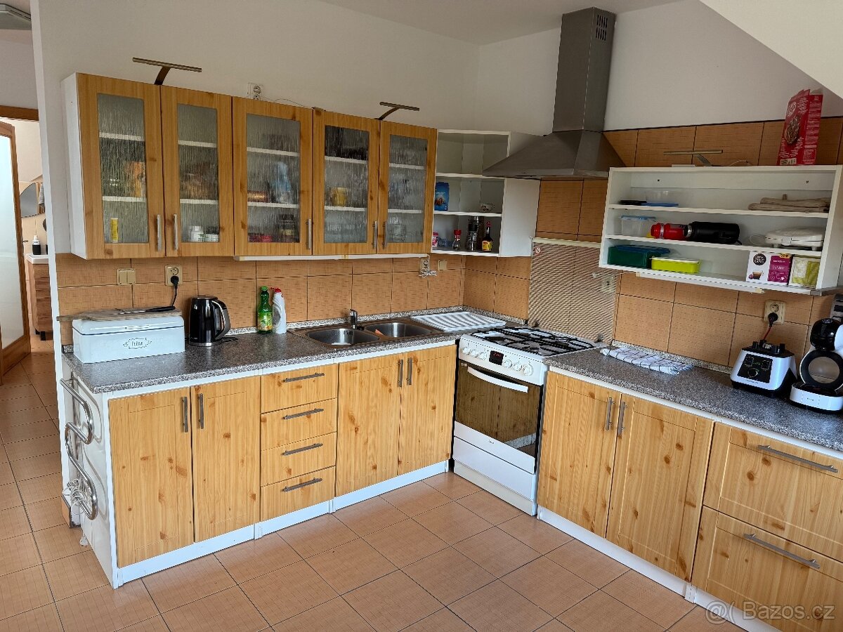 KOMPLETNE VYBAVENA KUCHYNE TROUBA DIGESTOR DREZ