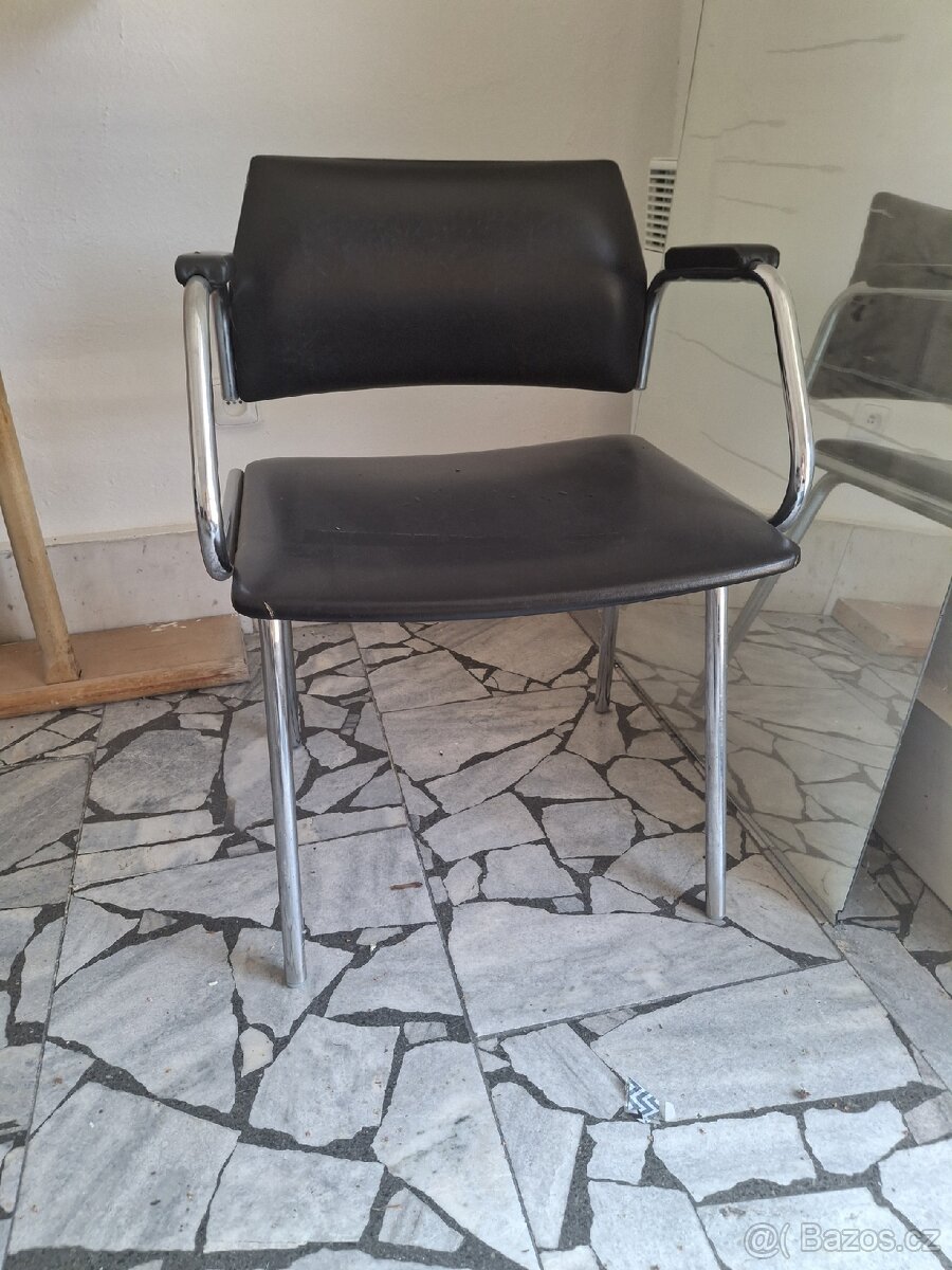 Daruji židle, věšák, přebalovací pult