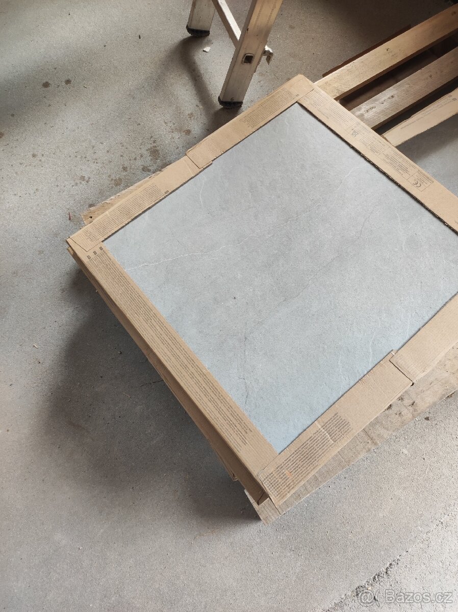 Prodám vnitřním dlažbu.barva šedá 60/60