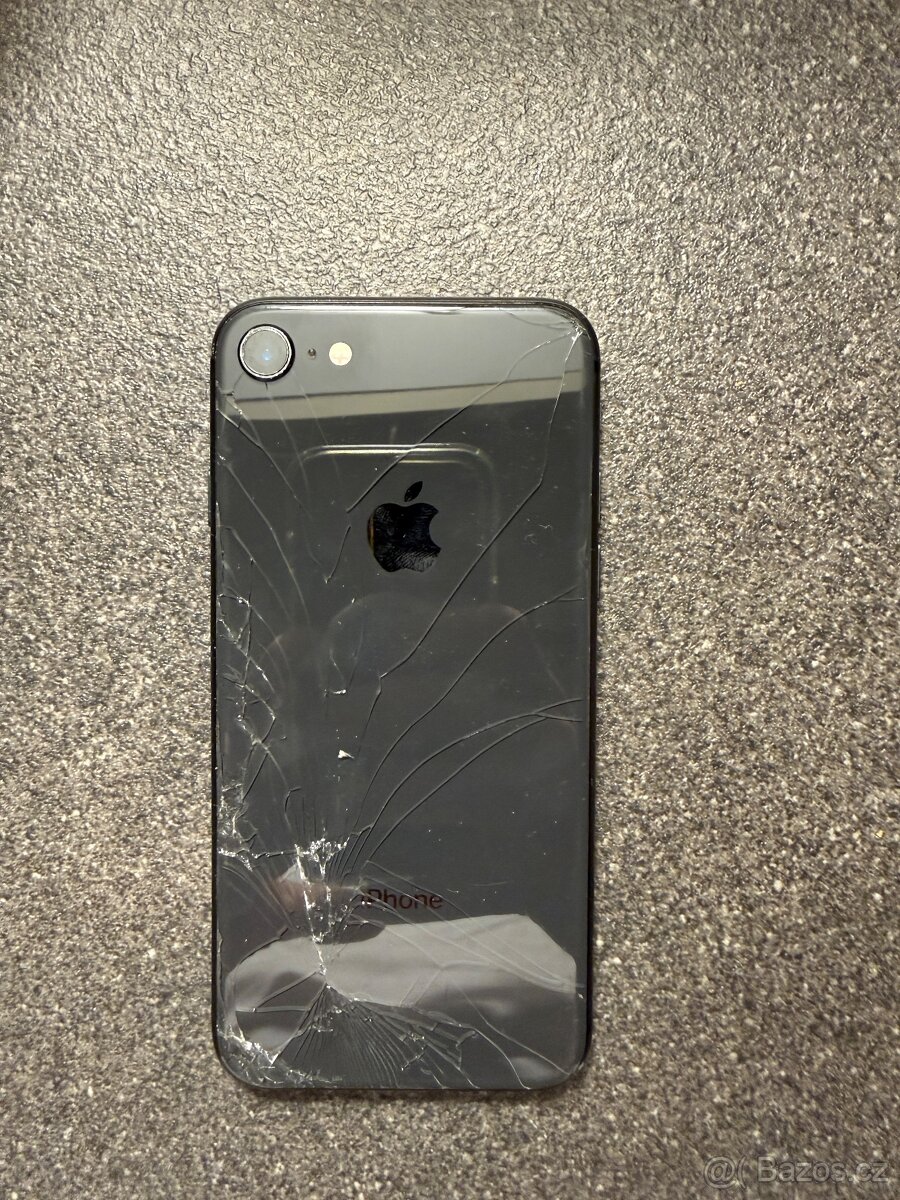 Prodám starý iPhone 8