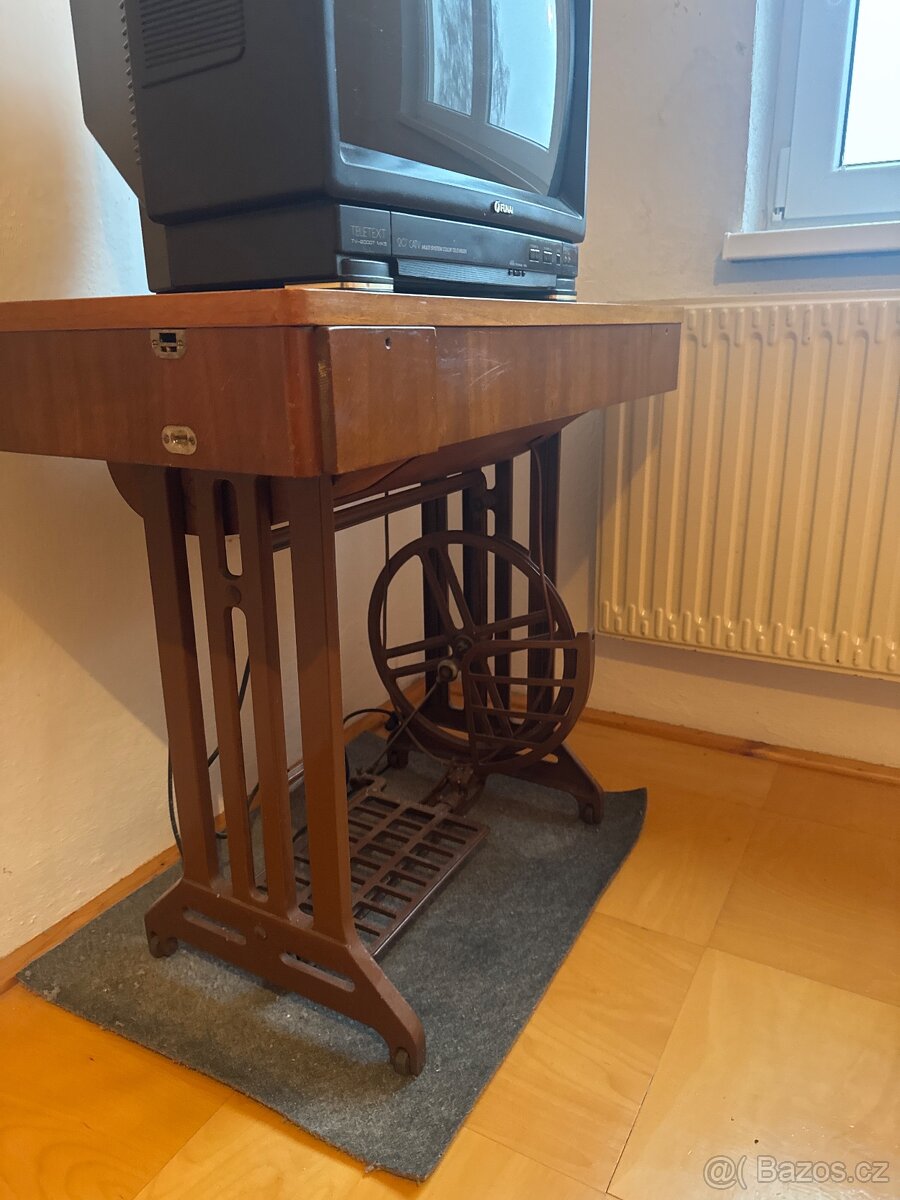 Šicí stroj 30 léta