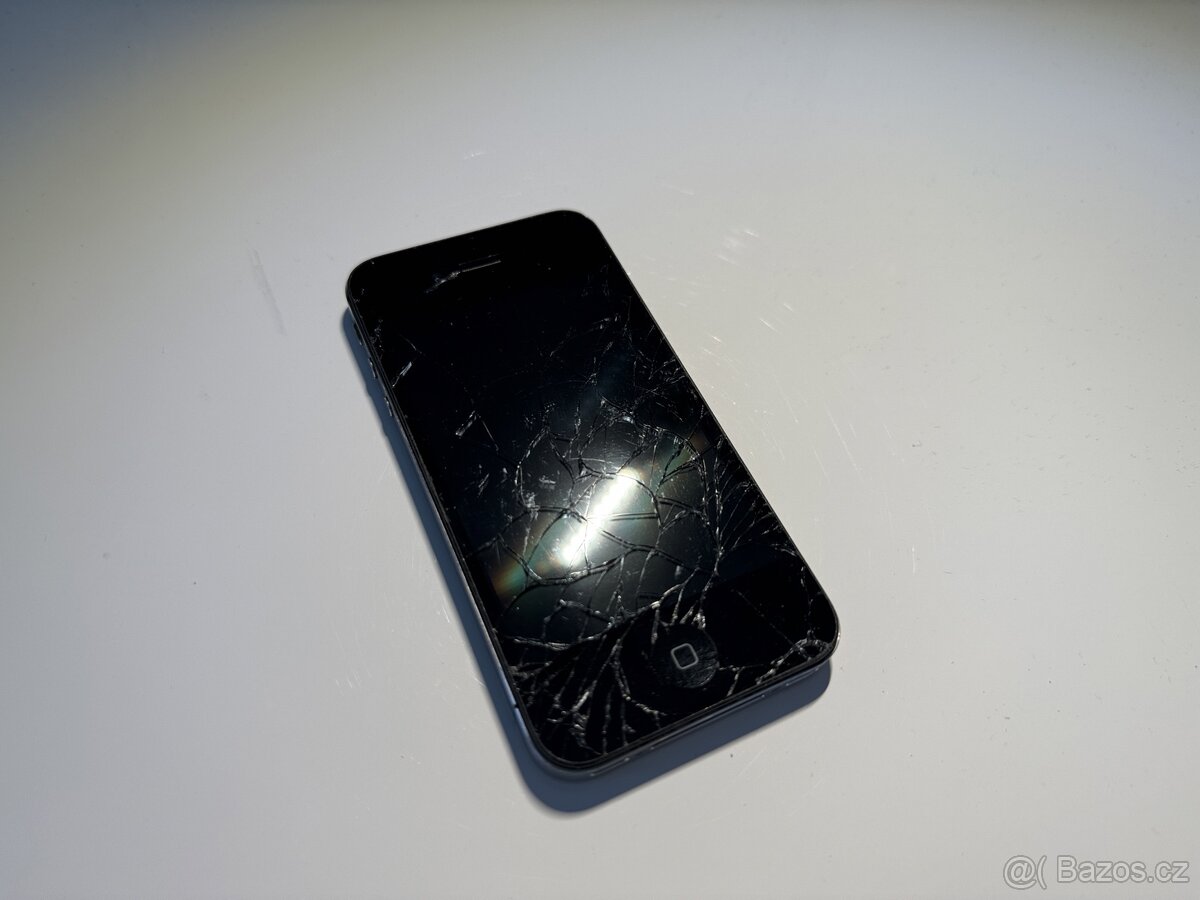 iPhone 4 CDMA 8GB, rozbity. Nema slot pro sim.