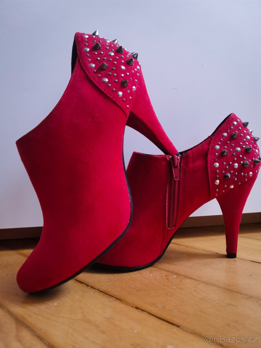 Červené semišové boty na podpatku