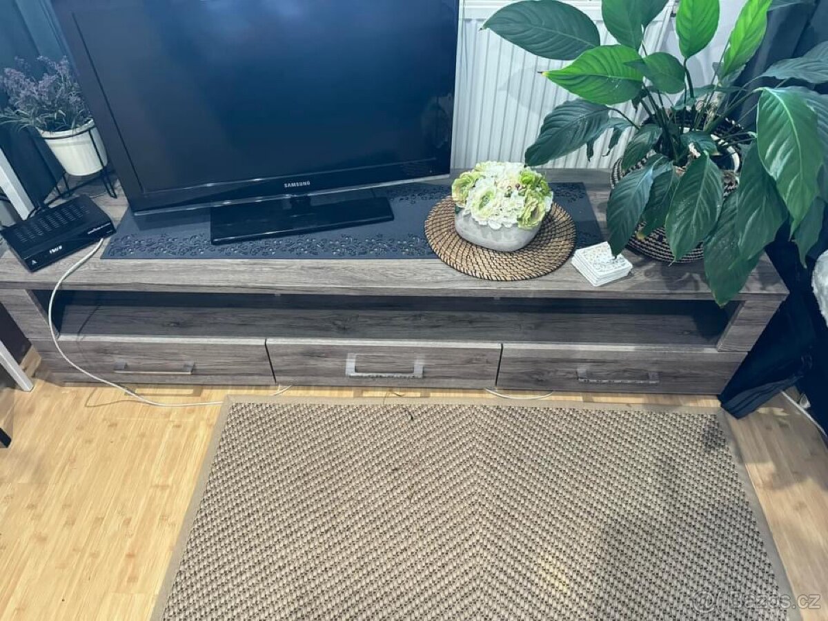 SKŘÍŇKA POD TELEVIZI